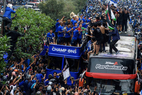 Sejumlah pesepak bola Persib Bandung membawa trofi Liga 1 saat pawai menaiki Bandung Tour On The Bus (Bandros) melintasi Jalan Pasteur, Bandung, Jawa Barat, Sabtu (1/6/2024). Foto: Novrian Arbi/ANTARA FOTO