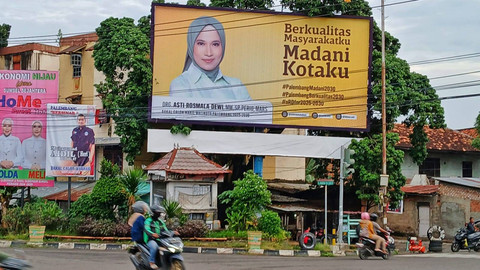 Baliho besar yang mengusung calon dari bidang kedokteran pada pilkada di Palembang, Sabtu (1/6) Foto: ary priyanto/urban id