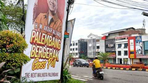 Spanduk berisi calon Wali Kota yang akan maju pada pilkada di Palembang, Sabtu (1/6) Foto: ary priyanto/urban id