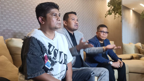 Tim kuasa hukum tersangka kasus pembunuhan Vina Cirebon, Pegi Setiawan, saat dijumpai di Jakbar, Sabtu (1/5/2024). Foto: Thomas Bosco/kumparan