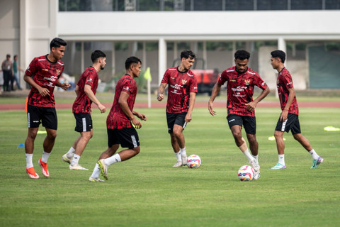 Sejumlah pesepak bola Timnas Indonesia mengikuti latihan di Stadion Madya, kompleks Gelora Bung Karno, Senayan, Jakarta, Sabtu (1/6/2024). Foto: Aprillio Akbar/ANTARA FOTO