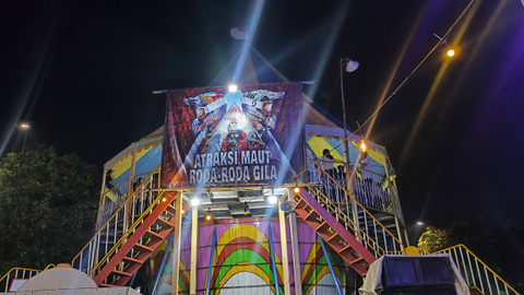 Wahana tong setan atau atraksi roda-roda gila di pasar malam kawasan Pasar Rebo, Jakarta Timur, Sabtu (1/6/2024). Foto: Jonathan Devin/kumparan