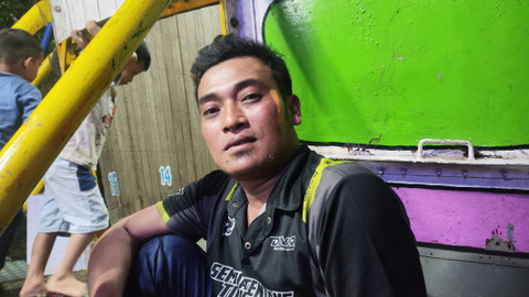 Tebe (33), joki tong setan, di pasar malam kawasan Pasar Rebo, Jakarta Timur, Sabtu (1/6/2024). Foto: Jonathan Devin/kumparan