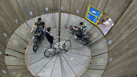 Atraksi roda-roda gila tong setan di pasar malam kawasan Pasar Rebo, Jakarta Timur, Sabtu (1/6/2024). Foto: Jonathan Devin/kumparan