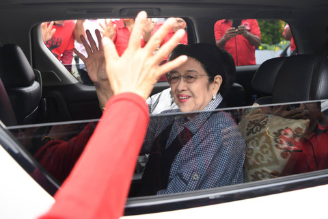 Presiden ke-5 RI sekaligus Ketua Dewan Pengarah Badan Pembinaan Ideologi Pancasila (BPIP) Megawati Soekarnoputri menyapa ke arah kader dan masyarakat sekitar DPC PDI Perjuangan di kawasan El Tari, Ende, Nusa Tenggara Timur (NTT), Sabtu (1/6/2024). Foto: M Risyal Hidayat/ANTARA FOTO