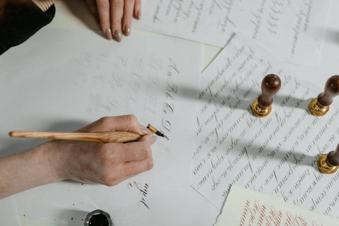 Contoh undangan arisan qurban. Foto hanya ilustrasi, bukan yang sebenarnya. Sumber: Pexels/MART  PRODUCTION