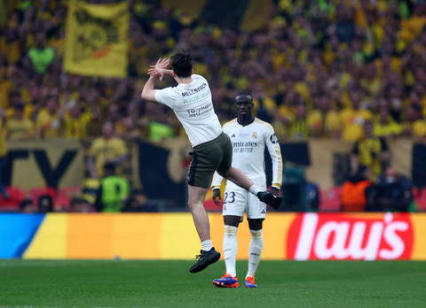 Pitch invader (penyusup) saat laga Real Madrid vs Borussia Dortmund dalam final Liga Champions 2023/24 di Stadion Wembley, Inggris, Minggu (2/6) dini hari WIB. Foto: REUTERS/Lee Smith