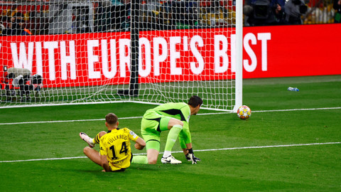 Niclas Fuelkrug & Thibaut Courtois melihat bola kena tiang saat laga Real Madrid vs Borussia Dortmund dalam final Liga Champions 2023/24 di Stadion Wembley, Inggris, Minggu (2/6) dini hari WIB. Foto: REUTERS/Sarah Meyssonnier