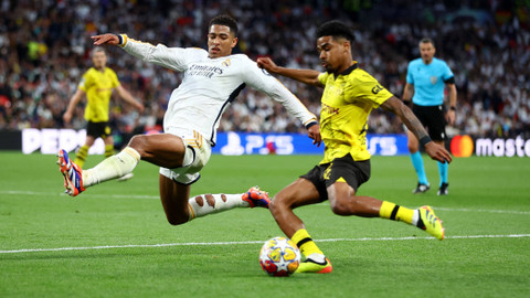 Ian Maatsen duel dengan Jude Bellingham saat laga Real Madrid vs Borussia Dortmund dalam final Liga Champions 2023/24 di Stadion Wembley, Inggris, Minggu (2/6) dini hari WIB. Foto: REUTERS/Carl Recine