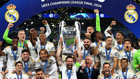 Selebrasi Real Madrid juara usai kalahkan Borussia Dortmund dalam laga final Liga Champions 2023/24 di Stadion Wembley, Inggris, Minggu (2/6) dini hari WIB. Foto: REUTERS/Carl Recine