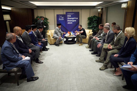 Presiden terpilih Prabowo Subianto bertemu dengan Presiden Ukraina Volodymyr Zelensky di Singapura Foto: Website Kepresidenan Ukraina