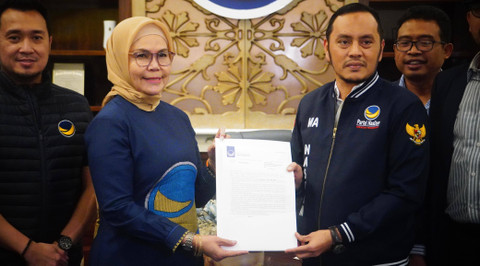 Sekretaris Badan Pemenangan Pemilu (Bappilu) DPP Partai NasDem Willy Aditya menyerahkan rekomendasi kepada bakal calon kepala daerah Sulawsi Selatan. Foto: NasDem