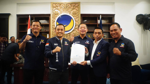 Sekretaris Badan Pemenangan Pemilu (Bappilu) DPP Partai NasDem Willy Aditya menyerahkan rekomendasi kepada bakal calon kepala daerah Sulawsi Selatan. Foto: NasDem