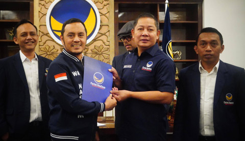 Sekretaris Badan Pemenangan Pemilu (Bappilu) DPP Partai NasDem Willy Aditya menyerahkan rekomendasi kepada bakal calon kepala daerah Sulawsi Selatan. Foto: NasDem