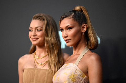 Bella Hadid dan Gigi Hadid. Foto: JOHANNES EISELE / AFP