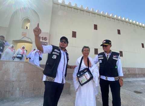 Petugas melayani jemaah di Bir Ali Madinah. Foto: Dok. MCH 2024