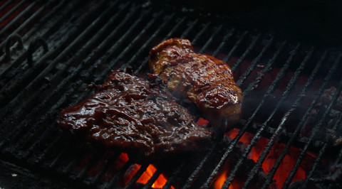 Pembakaran pakai arang di The Obonk Steak & RIbs. Foto: Arif UT / Pandangan Jogja