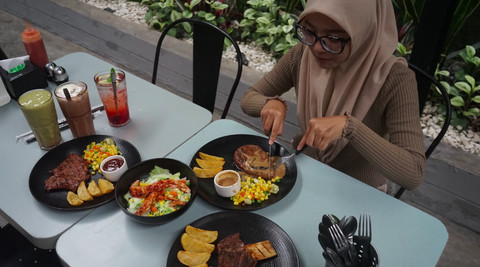 Reporter "Diundang Makan" Pandangan Jogja menjajal menu di The Obonk Steak & RIbs, Jalan Gejayan, Sleman, DIY. Foto: Arif UT / Pandangan Jogja