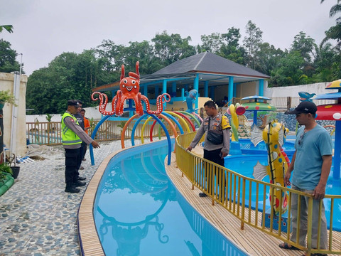 Petugas kepolisian saat melakukan olah TKP di kolam renang umum. (ist)