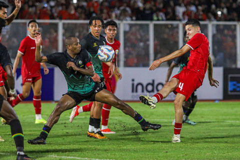 Pemain Timnas Indonesia Justin Hubner (4) melesatkan tendangan dari dalam kotak penalti lawan di Stadion Madya, Senayan, GBK, Minggu (2/6/2024). Foto: Iqbal Firdaus/kumparan