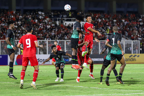 Pemain Timnas Indonesia Dimas Drajat (17) melakukan duel udara pada laga persahabatan antara Timnas Indonesia vs Tanzania di Stadion Madya, Senayan, GBK, Minggu (2/6/2024). Foto: Iqbal Firdaus/kumparan