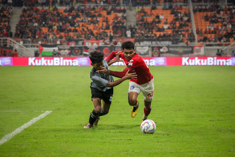 Pemain Sabah FC Saddil Ramdani berdual dengan pemain PSIS Semarang saat pertandingan perebutan tempat ketiga RCTI Premium Sports di Jakarta International Stadium, Jakarta, Kamis (30/5/2024). Foto: Jamal Ramadhan/kumparan