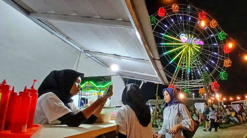 Tenant makanan yang tersedia di arena wisata G-Walk yang merupakan tempat alternatif menghabiskan libur akhir pekan kaum urban di Palembang, Minggu (2/6) Foto: ary priyanto/urban id