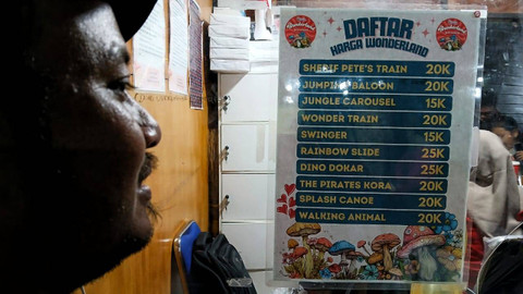 Seorang warga yang antre membeli loket di arena wisata permainan G-Walk yang menjadi solusi akhir pekan kaum urban di Palembang, Minggu (2/6) Foto: ary priyanto/urban id