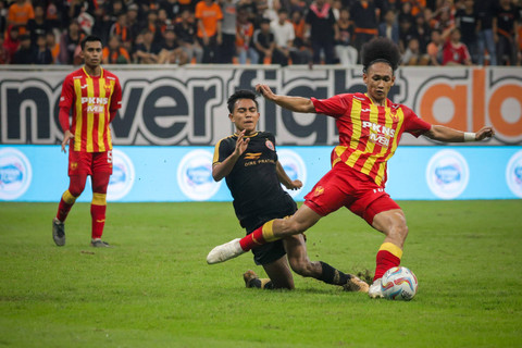 Pemain Selangor FC, Sharul Nazeem Zulpakar menghindari pemain Persija saat pertandingan final RCTI Premium Sports di Jakarta International Stadium, Jakarta, Kamis (30/5/2024). Foto: Jamal Ramadhan/kumparan