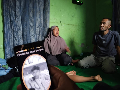 Orang tua Bobotoh yang meninggal karena jatuh saat konvoi Foto: kumparan