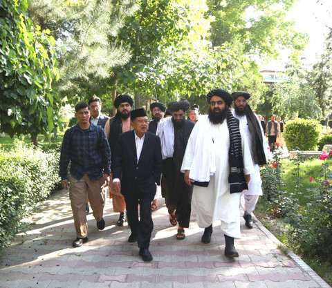 Jk melakukan Pertemuan dengan Wakil PM 2 Afghanistan  Mullah Abdul Salam Hanafi dan Menlu Maulwi Amir Khan Muttaqi.  Foto: Humas Jusuf Kalla