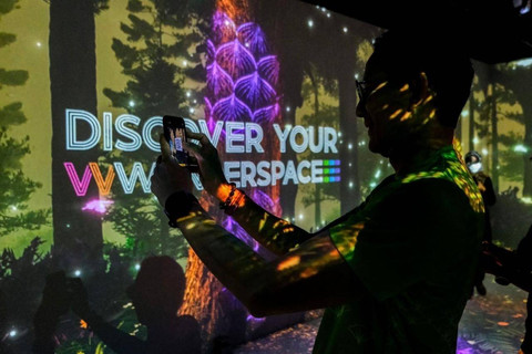 Instalasi seni Wonderspace by Wonderful Indonesia yang hadir di Stasiun MRT Bundaran HI. Foto: Kemenparekraf RI