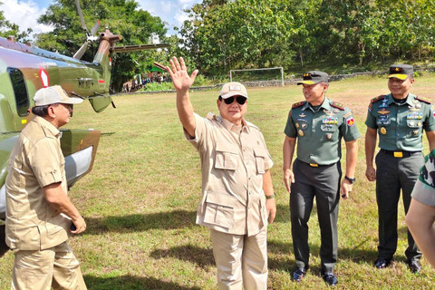 Prabowo Subianto tiba di Gunungkidul, turun dari helikopter, Senin (3/6/2024). Foto: Arfiansyah Panji Purnandaru/kumparan