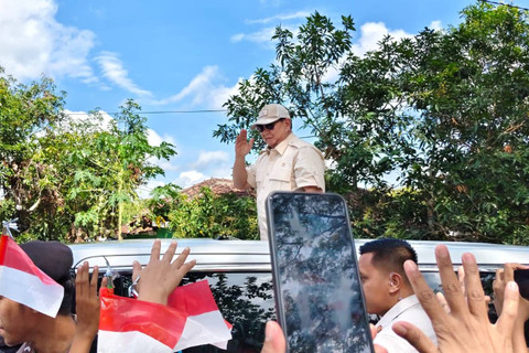 Prabowo Subianto menyapa warga Gunungkidul, Senin (3/6/2024). Foto: Arfiansyah Panji Purnandaru/kumparan