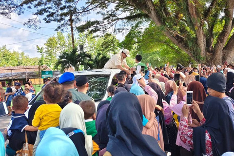 Prabowo Subianto menyapa warga Gunungkidul, Senin (3/6/2024). Foto: Arfiansyah Panji Purnandaru/kumparan