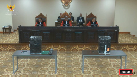 Mahkamah Konstitusi membuka kotak suara terkait sengketa pileg di Maluku. Foto: Youtube/Mahkamah Konstitusi RI
