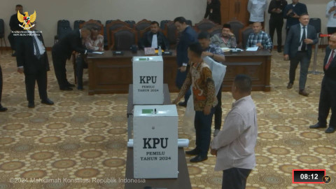 Mahkamah Konstitusi membuka kotak suara terkait sengketa pileg di Maluku. Foto: Youtube/Mahkamah Konstitusi RI