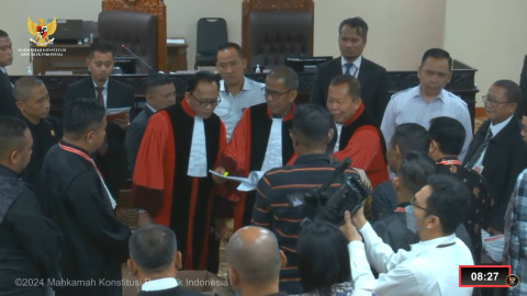 Mahkamah Konstitusi membuka kotak suara terkait sengketa pileg di Maluku. Foto: Youtube/Mahkamah Konstitusi RI