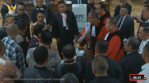 Mahkamah Konstitusi membuka kotak suara terkait sengketa pileg di Maluku. Foto: Youtube/Mahkamah Konstitusi RI