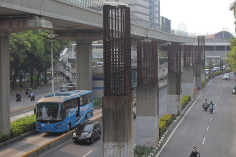 Sejumlah kendaraan melintas di antara tiang monorel yang terhenti pembangunannya di Jalan Rasuna Said,Jakarta, Jumat (31/5/2024). Foto:  Reno Esnir /ANTARA FOTO