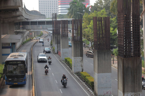 Sejumlah kendaraan melintas di antara tiang monorel yang terhenti pembangunannya di Jalan Rasuna Said,Jakarta, Jumat (31/5/2024). Foto:  Reno Esnir /ANTARA FOTO