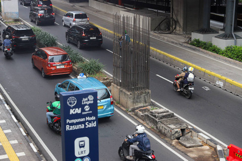 Sejumlah kendaraan melintas di antara tiang monorel yang terhenti pembangunannya di Jalan Rasuna Said, Jakarta, Senin (3/6/2024). Foto: Iqbal Firdaus/kumparan