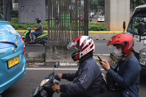 Sejumlah kendaraan melintas di antara tiang monorel yang terhenti pembangunannya di Jalan Rasuna Said, Jakarta, Senin (3/6/2024). Foto: Iqbal Firdaus/kumparan