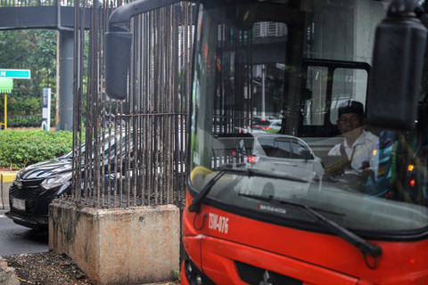 Sejumlah kendaraan melintas di antara tiang monorel yang terhenti pembangunannya di Jalan Rasuna Said, Jakarta, Senin (3/6/2024). Foto: Iqbal Firdaus/kumparan