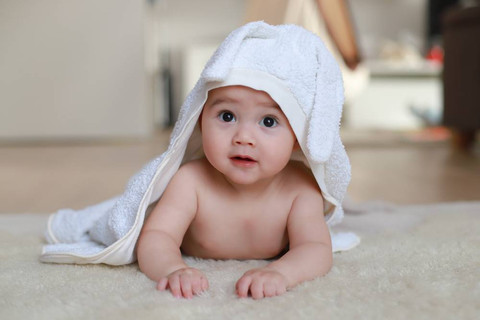 Ilustrasi bayi belajar tengkurap. Foto: Shutterstock