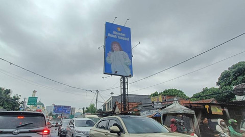 Baliho bergambar foto Marshel di kawasan Tangerang Selatan, Senin (3/6/2024). Foto: Aditia Noviansyah/kumparan