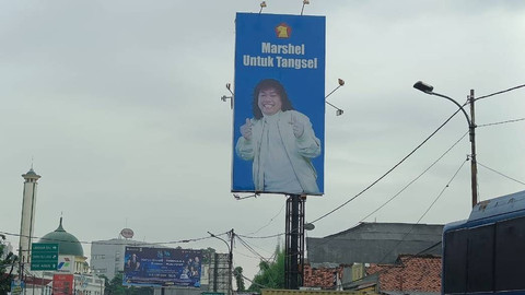 Baliho bergambar foto Marshel di kawasan Tangerang Selatan, Senin (3/6/2024). Foto: Aditia Noviansyah/kumparan