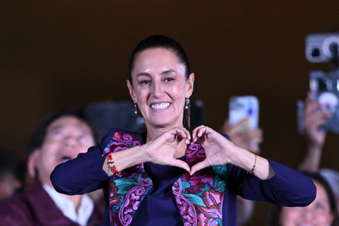 Calon presiden Meksiko dari partai Morena, Claudia Sheinbaum, merayakan hasil pemilihan umum di Zocalo Square di Mexico City (3/6/2024). Foto: CARL DE SOUZA / AFP