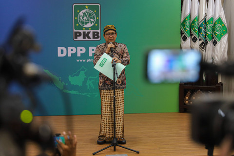 Ketua Desk Pilkada PKB Abdul Halim Iskandar membacakan hasil Uji Kelayakan dan Kepatutan (UKK) Calon Kepala Daerah Lanjutan PKB di Kantor DPP PKB, Jakarta, Senin (3/6/2024). Foto: Iqbal Firdaus/kumparan