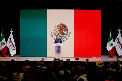 Claudia Sheinbaum, kandidat presiden dari partai berkuasa MORENA, berbicara kepada pendukungnya setelah memenangkan pemilu, di Mexico City, Meksiko (3/6/2024). Foto: Raquel Cunha/REUTERS